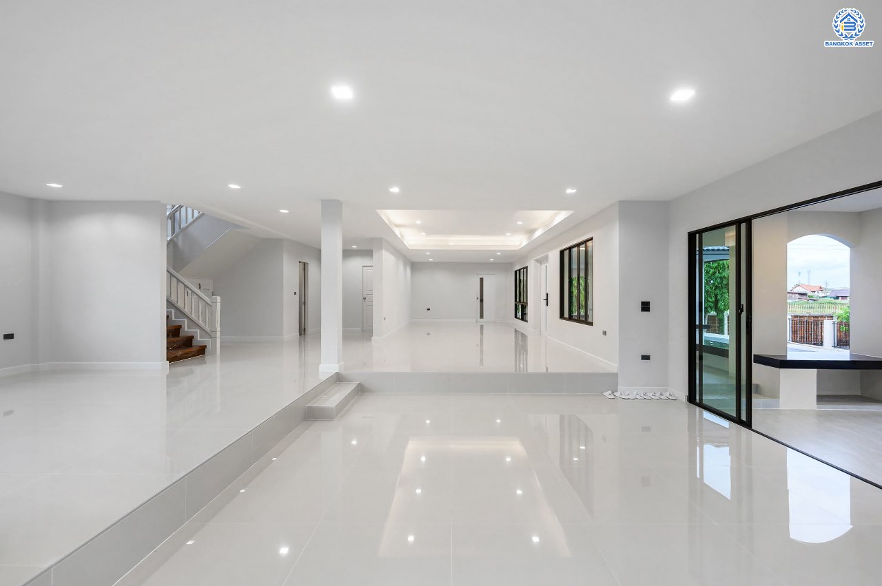 บ้านเดี่ยวฟิลคฤหาสน์มือสองตกแต่งใหม่ แบรนด์ LH ดีไซน์สุดหรูหรา โครงการ ลดาวัลย์ ปิ่นเกล้า เนื้อที่ 214 ตร.ว. บนพื้นที่ใช้สอยถึง 553.48 ตร.ม. ฟังก์ชันจัดเต็ม 4 ห้องนอน 5 ห้องน้ำ 1 ห้องอเนกประสงค์ 1 ห้องแม่บ้าน จอดรถได้ถึง 2 คัน ทำเลติดถนนบรมราชชนนี เชื่อมต่อหลายเส้นทาง ใกล้มหาวิทยาลัยมหิดล และเซ็นทรัลศาลายา